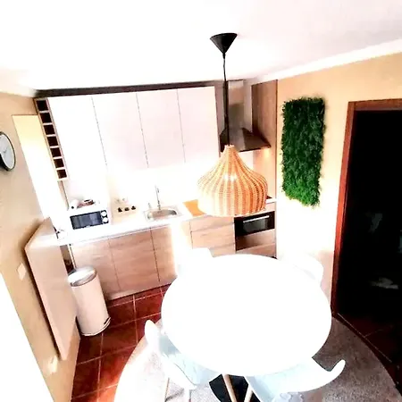 Comfortable House In With Unfenced Garden בית נופש למאגו