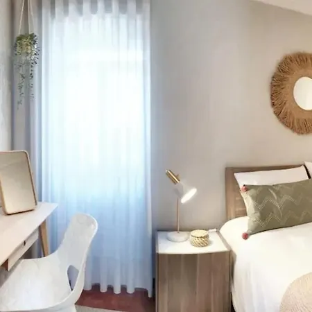 Comfortable House In With Unfenced Garden בית נופש *