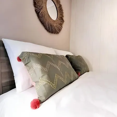 בית נופש Comfortable House In With Unfenced Garden למאגו