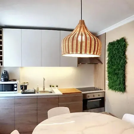 Comfortable House In With Unfenced Garden * למאגו